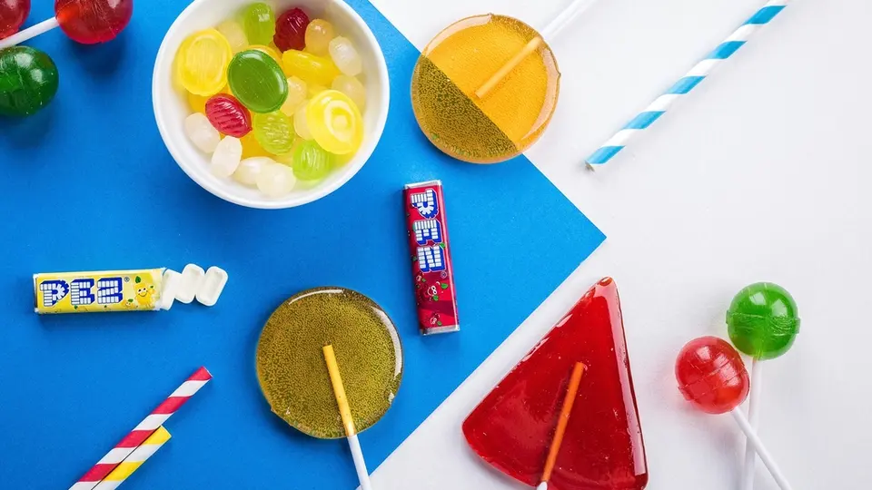 Lolly’s en winegums op een blauwe ondergrond